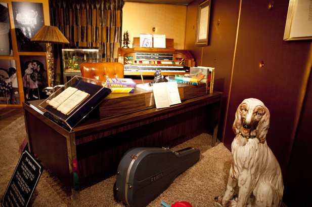 graceland-elvis-desk-from-upstairs-office-large-ceramic-dog2