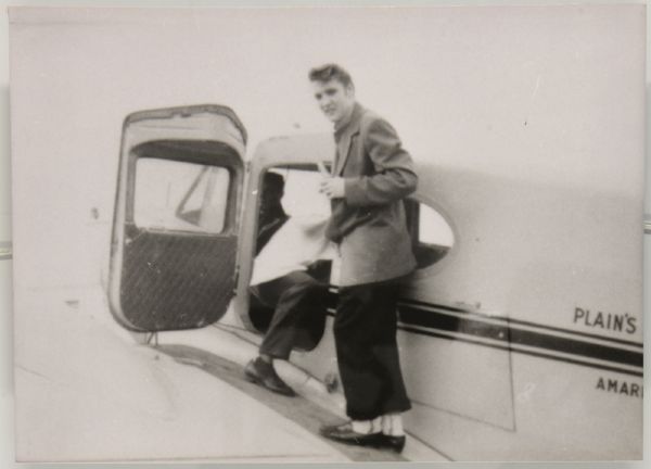 1956 Elvis boarding private plane American Airlenes